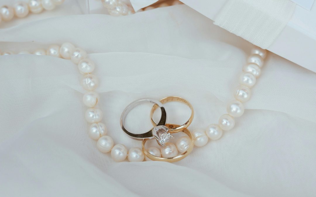 MODERN AND TRADITIONAL ANNIVERSARY GIFTS – YEAR 3