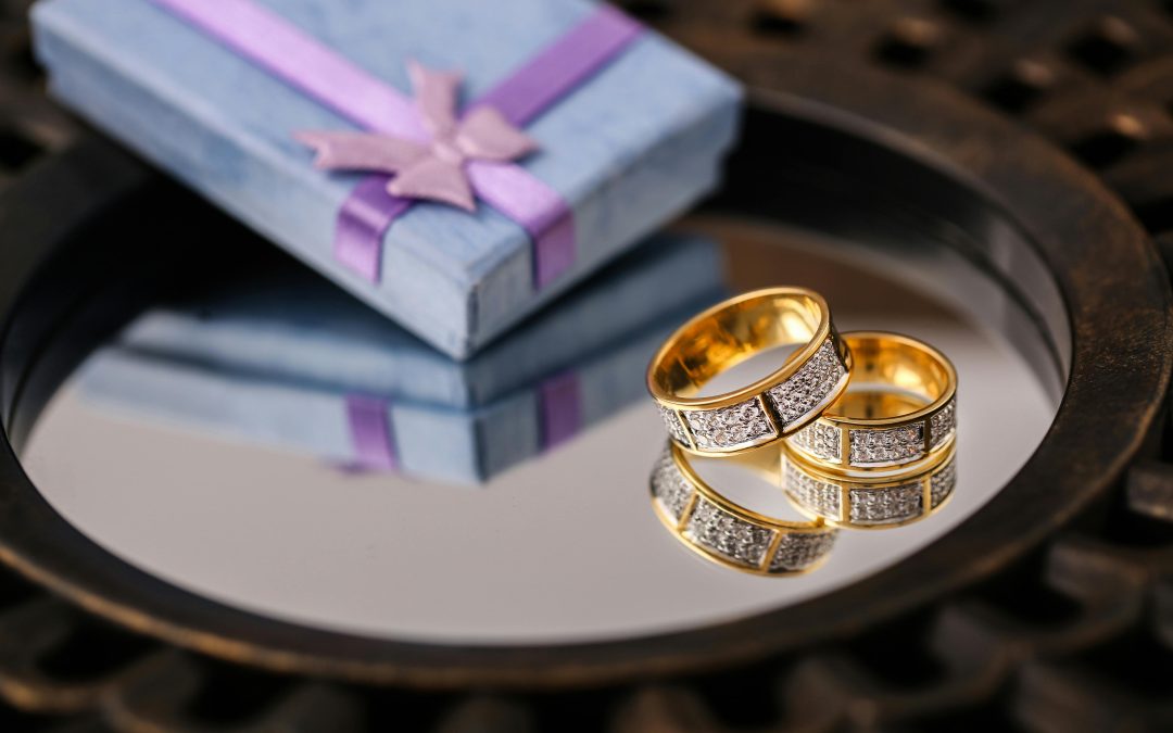 MODERN AND TRADITIONAL ANNIVERSARY GIFTS – YEAR 4
